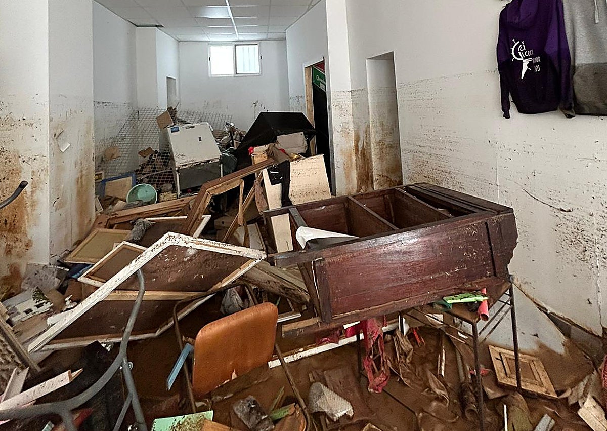 Imagen secundaria 1 - Laura, a sus 26 años, sabía que iba a volver a abrir a pesar de que al día siguiente se encontró con una tienda totalmente arrasada y llena de barro y lodo.