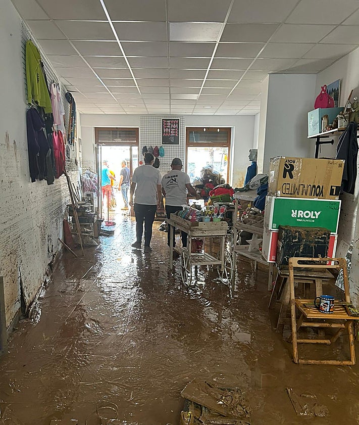 Imagen secundaria 2 - Laura, a sus 26 años, sabía que iba a volver a abrir a pesar de que al día siguiente se encontró con una tienda totalmente arrasada y llena de barro y lodo.