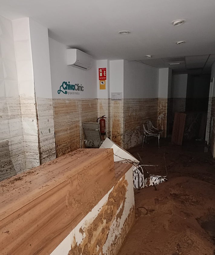 Imagen secundaria 2 - Mamen había abierto junto a su hermana Lourdes una clínica en Chiva 15 meses antes de la dana. Volver no ha sido fácil pero tres meses después ya subieron la persiana.