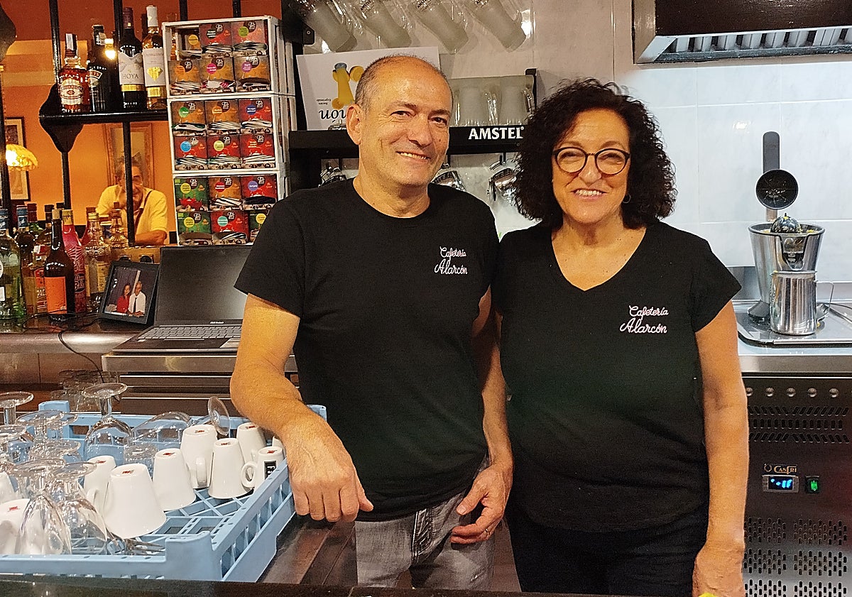 Imagen principal - Santi y Eli, en su negocio, que han recuperado tal y como estaba. El agua alcanzó el 1,70 metros y dejó un paisaje lleno de barro y desolación.