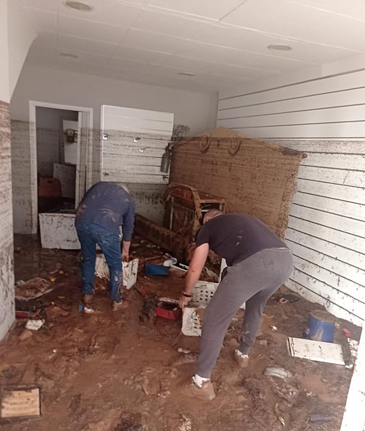 Imagen secundaria 2 - Yolanda fue de las últimas en abrir en la calle Enrique Ponce. Tras mucho madurar la idea, al final decidió empezar de nuevo con la joyería.