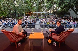 Sastre y Cerdà, durante la concersación en el jardín de Casa de la Marquesa.
