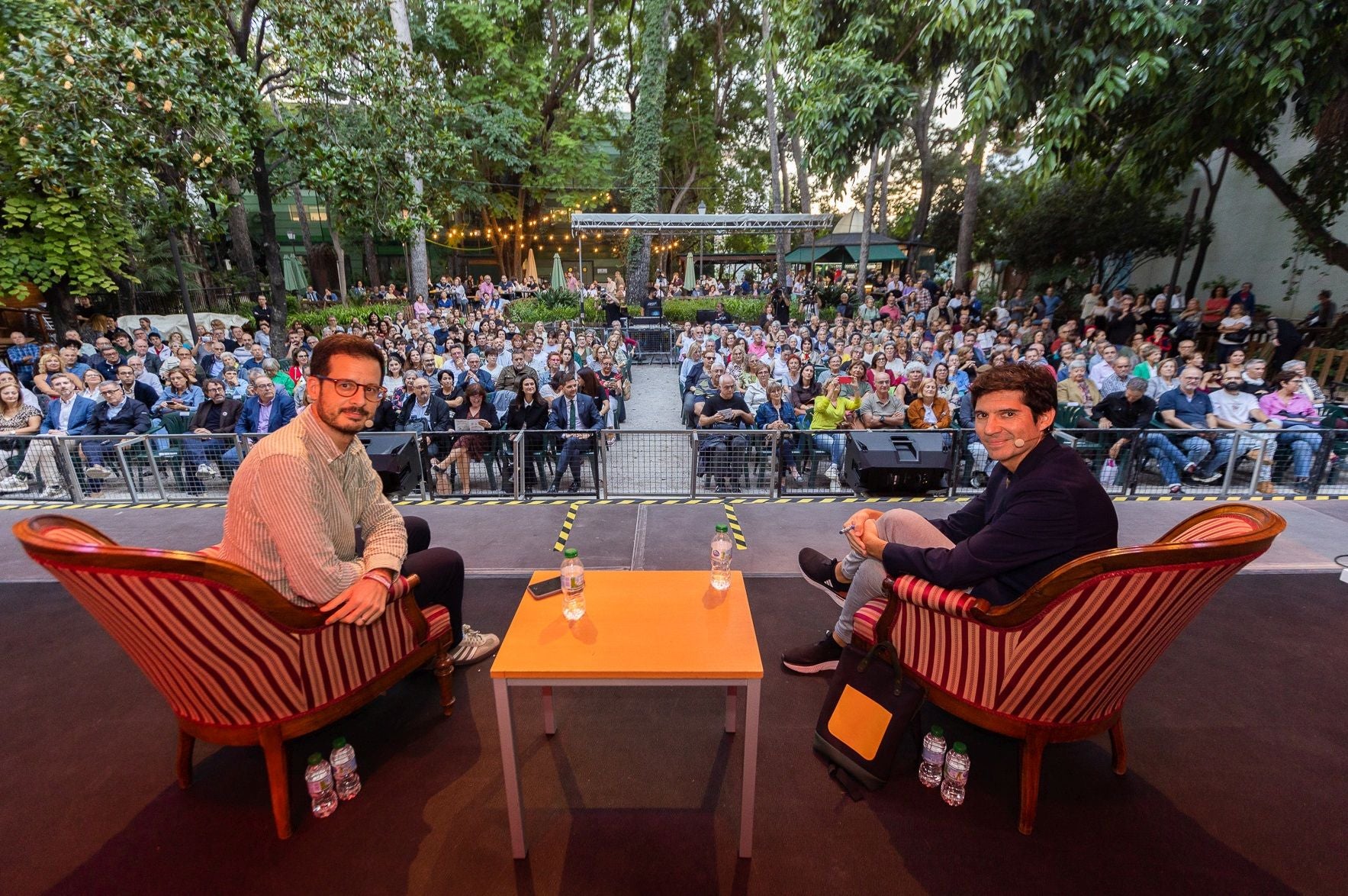 Sastre y Cerdà, durante la concersación en el jardín de Casa de la Marquesa.