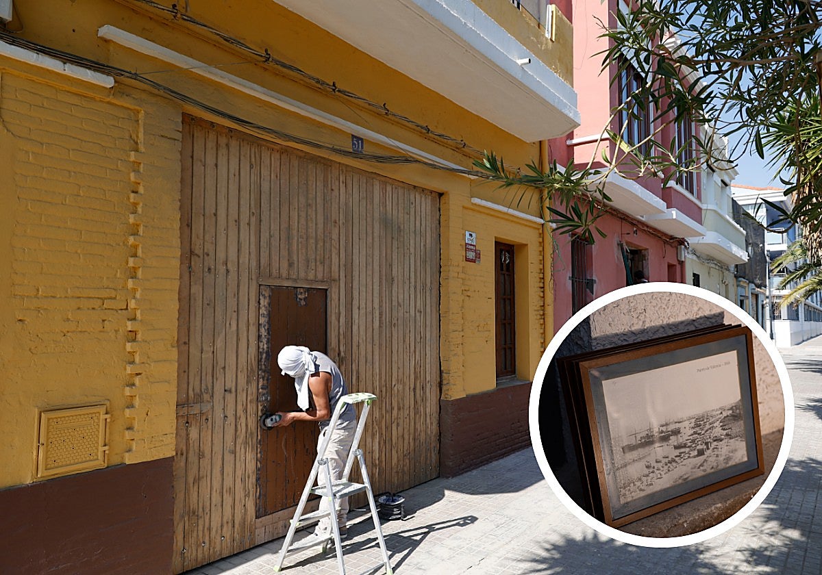 Un operario trabaja en la fachada de los locales. En el detalle, una de las piezas recuperadas.