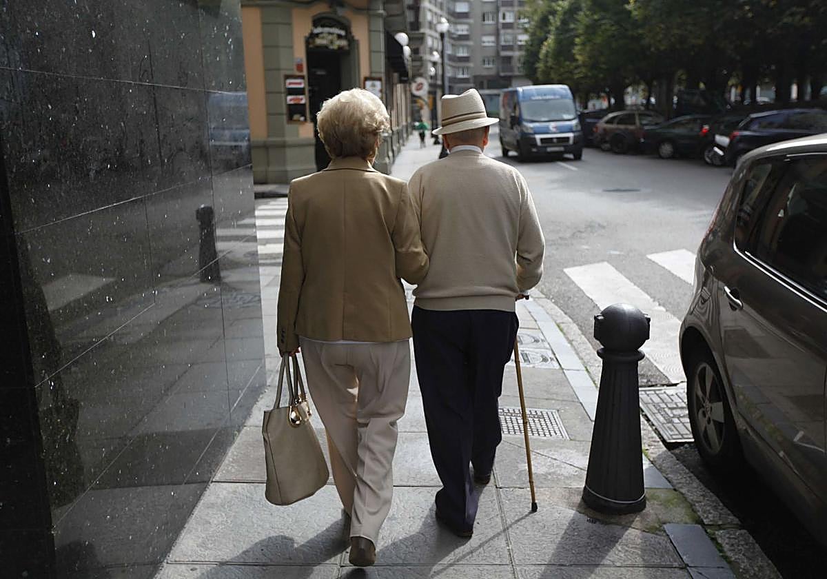 Una pareja de jubilados paseando.