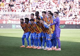 Los jugadores del Valencia posan antes de comenzar el partido ante el Girona.