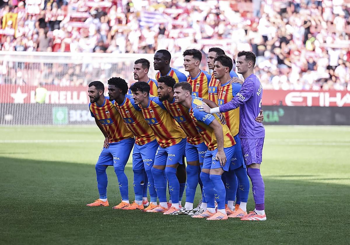 Los jugadores del Valencia posan antes de comenzar el partido ante el Girona.