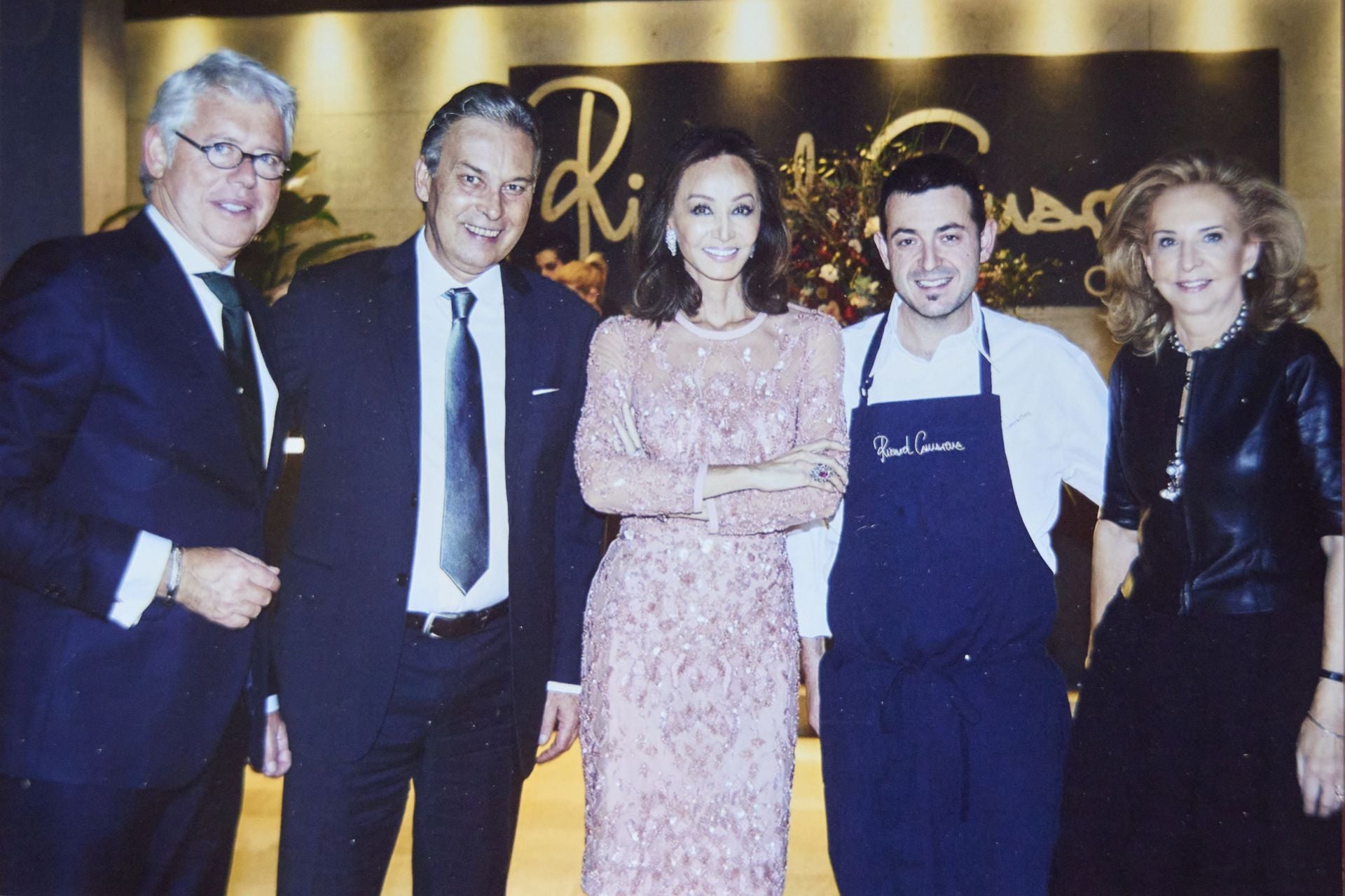 Mayrén Beneyto, con Isabel Presyler en la cena organizada por la joyería Rabat en el Mercado de Colón, y que cocinó Ricard Camarena.