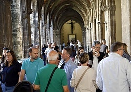 Varios visitantes pasean por la zona del claustro del convento de Santo Domingo, durante la jornada de puertas abiertas de Capitanía de este sábado.