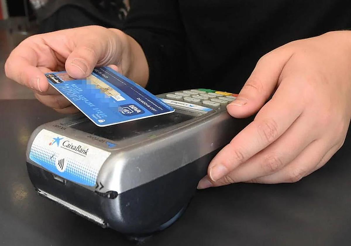 Una clienta paga con su tarjeta.