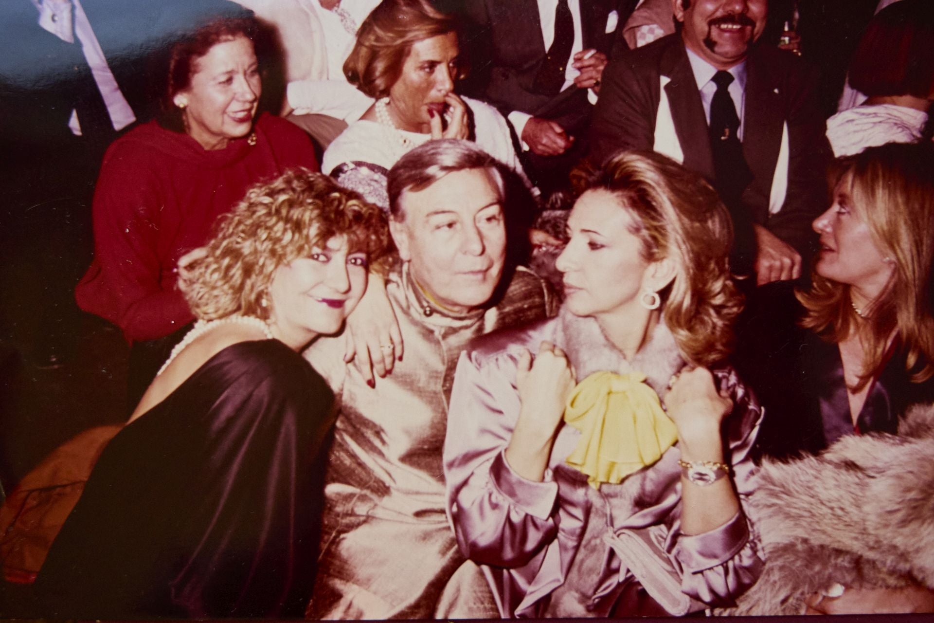 Mayrén Beneyto, con Eduardo Gamit y Lucrecia Pret de Sava en una fiesta en Distrito 10.