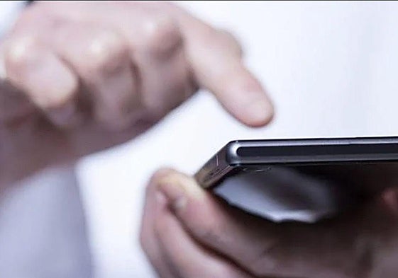 Una persona utiliza su teléfono móvil, en imagen de archivo.