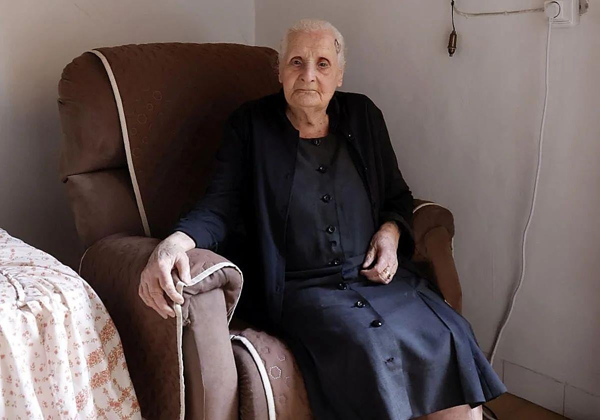 Pura, la anciana de 97 años que lleva un año viviendo en la andana de su casa en Paiporta.