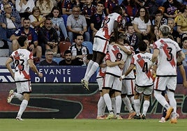 Los jugadores del Rayo celebran uno de los goles de De Frutos.