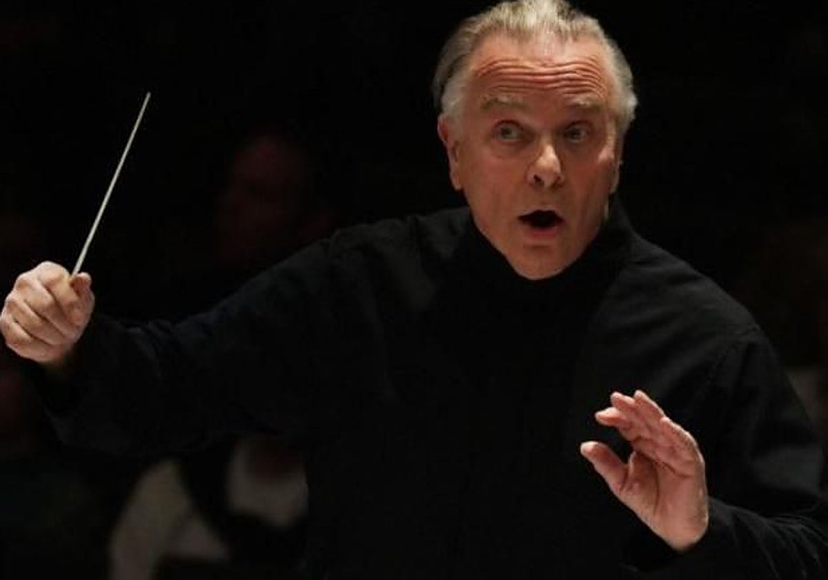 Sir Mark Elder durante un concierto.