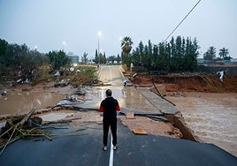 Destrozos de la dana sobre una carretera de Torrent.