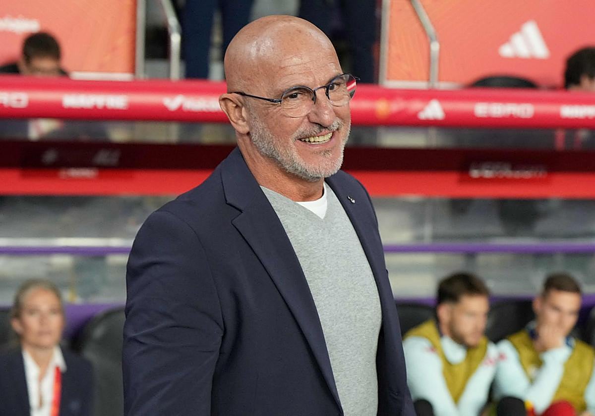Luis de la Fuente durante el España-Bulgaria de la fase de clasificación para el Mundial 2026.