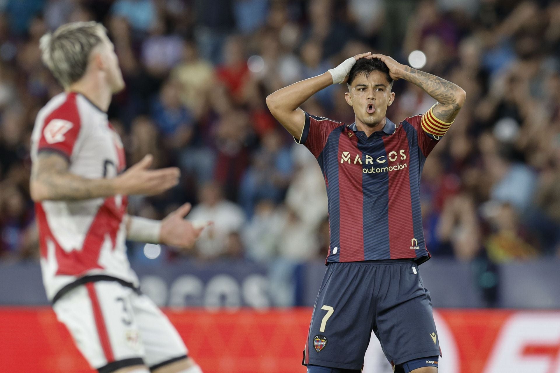Roger Brugué, lamentándose ante el Rayo Vallecano.