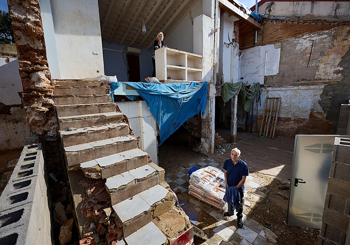 Felipe y Constanze, con su casa medio derruida.