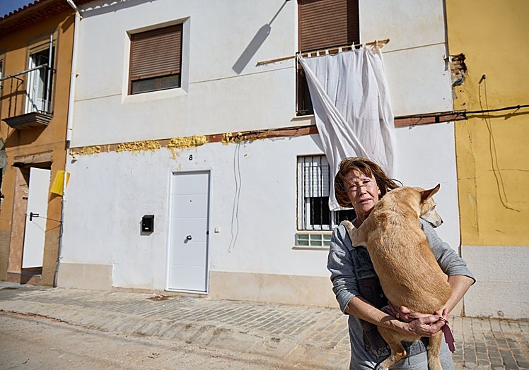 Manuela, frente a su casa en la calle Almassereta.