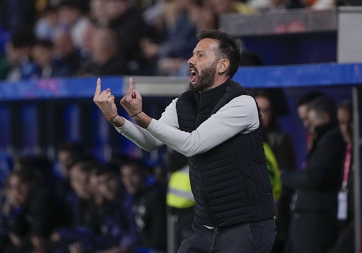 Carlos Corberán da órdenes a sus jugadores en Mendizorroza.