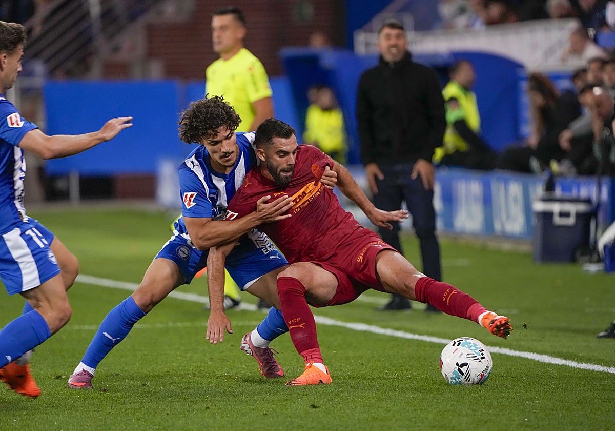 Rioja protege el balón ante Youssef Enríquez.