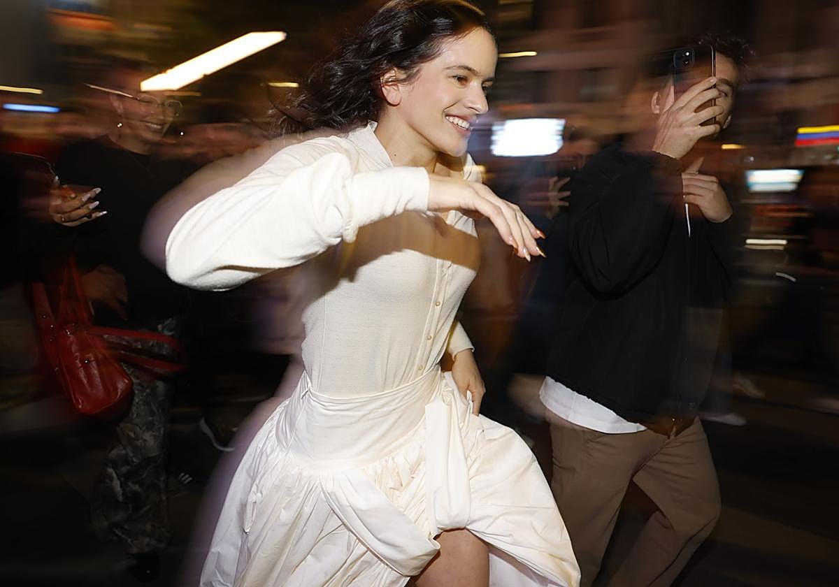 Rosalía aparece este lunes en el centro de Madrid.