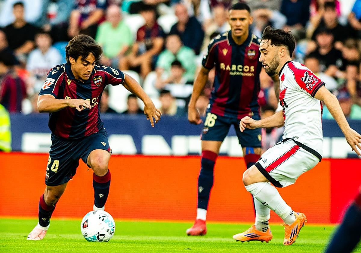 Carlos Álvarez, durante el partido ante el Rayo Vallecano, antes de caer lesionado del tobillo.