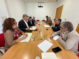 Momento de la reunión de la comisión de seguimiento de las obras de la CV-60.