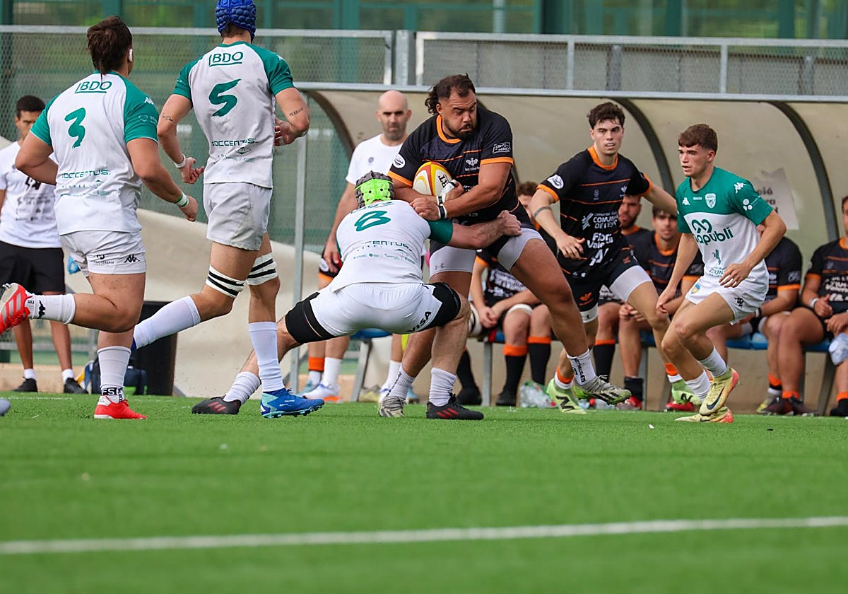 Jugadores de Les Abelles disputan un balón