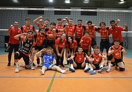 Los jugadores del equipo masculino, celebrando.