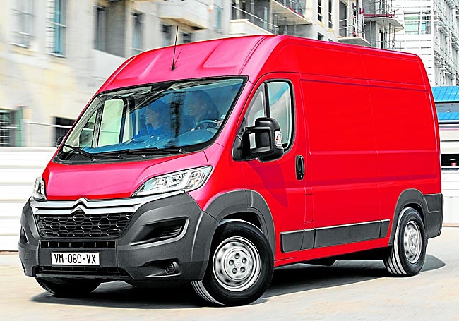 El ë-Jumper cuenta con un motor de 270 CV y una batería de 110 kWh, con la que homologa hasta 420 km de autonomía.