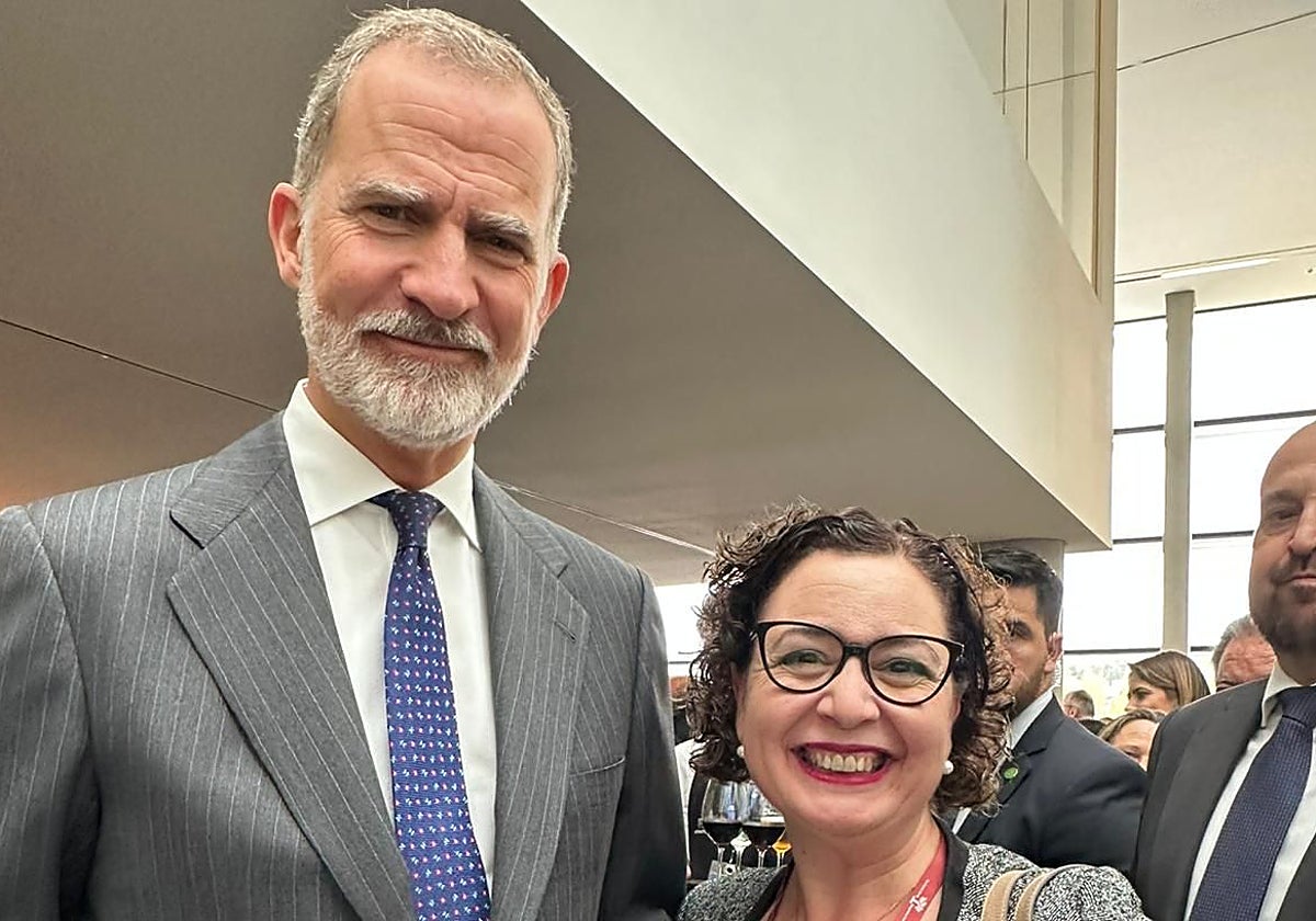 El rey Felipe VI, junto a Emi Boix.