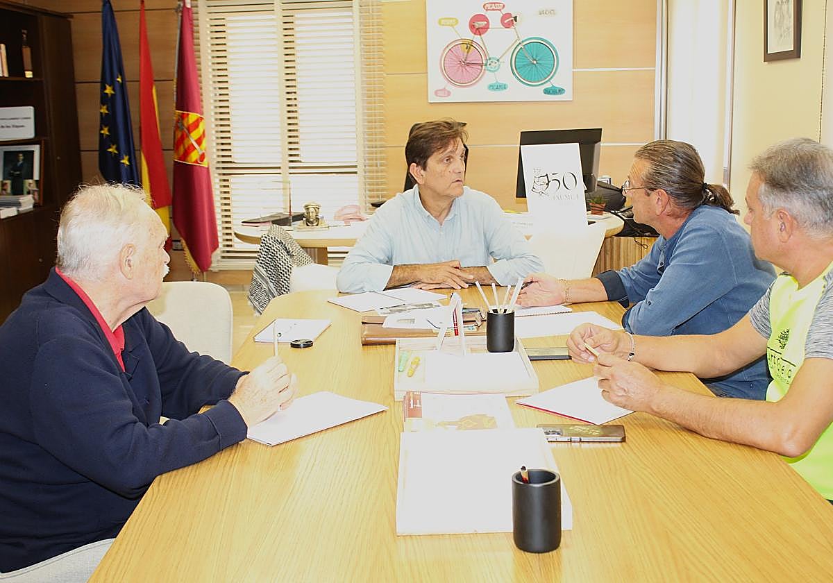 Reunión de la asociación con el alcalde de Alzira.