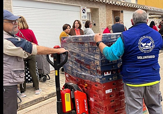 Reparto de alimentos en un municipio de l'Horta.