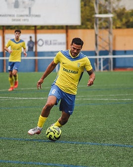 El dianense Elian con el esférico.