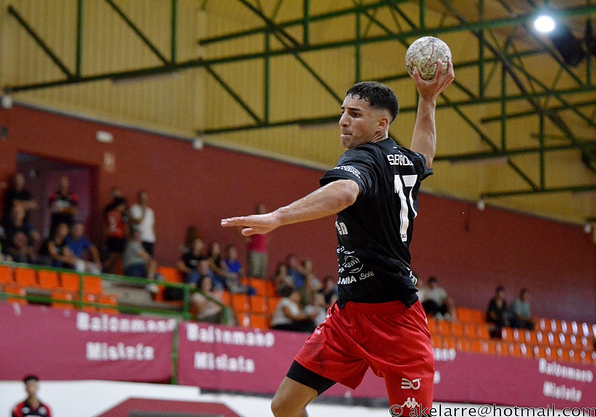 Una jugada del partido del Balonmano Mislata