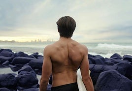 Un hombre de espaldas en una imagen de archivo.