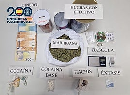 Sustancis y dinero incautado en los registros.