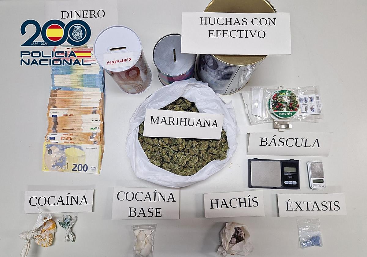 Sustancis y dinero incautado en los registros.