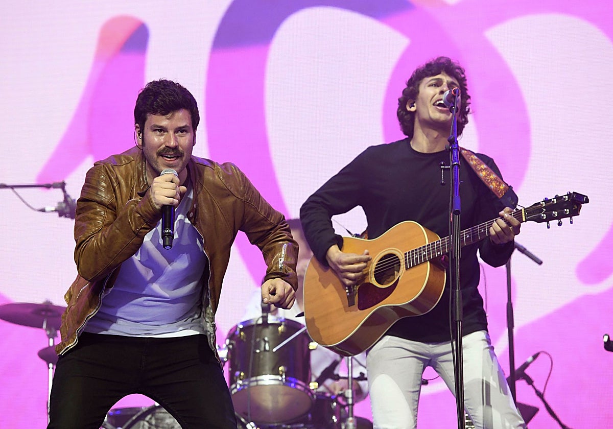 Componentes del grupo Taburete durante una actuación.