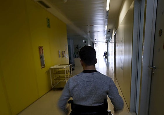Un paciente parapléjico en un hospital.