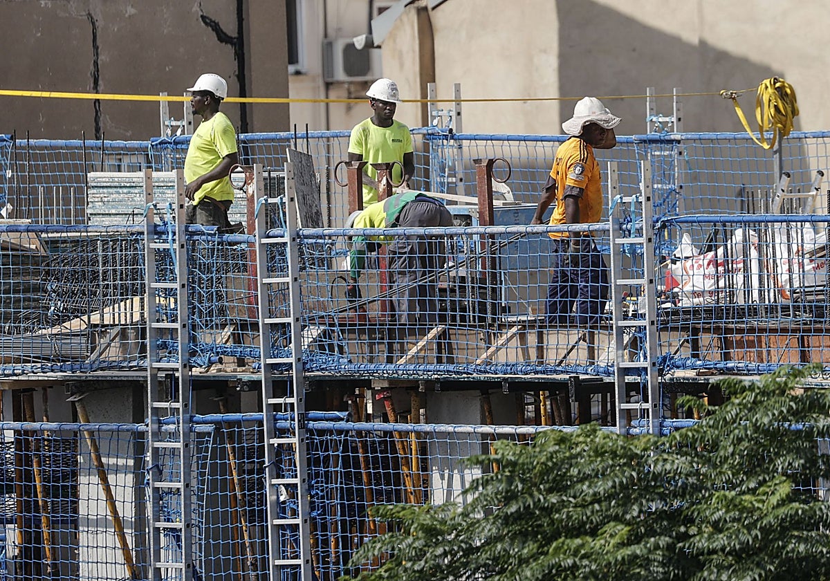 Imagen reciente de varios trabajadores de la construcción en una obra en el centro de Valencia