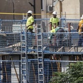 Imagen reciente de varios trabajadores de la construcción en una obra en el centro de Valencia