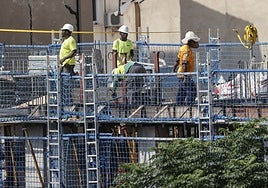 Imagen reciente de varios trabajadores de la construcción en una obra en el centro de Valencia