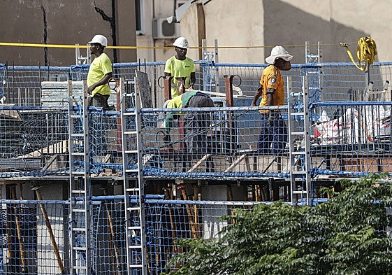 Imagen reciente de varios trabajadores de la construcción en una obra en el centro de Valencia