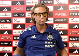 Marcos Llorente, con sus gafas amarillas, durante su gira de entrevistas.