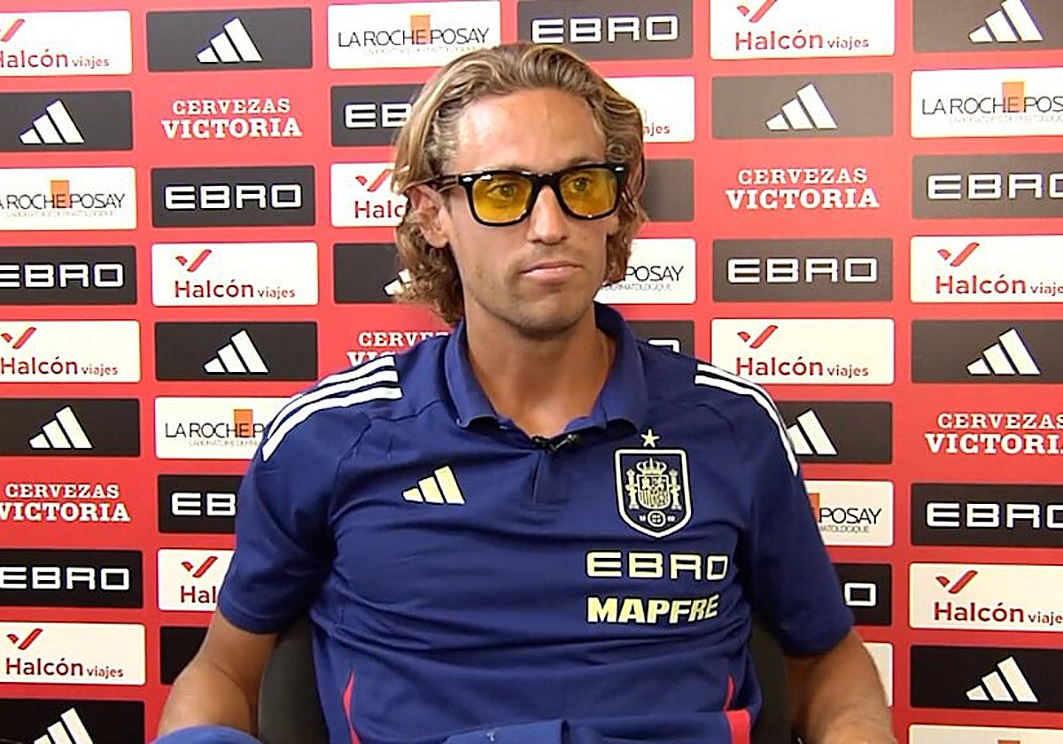 Marcos Llorente, con sus gafas amarillas, durante su gira de entrevistas.