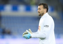 Dimitrievski, en los minutos previos al partido del Valencia en Vitoria contra el Alavés.