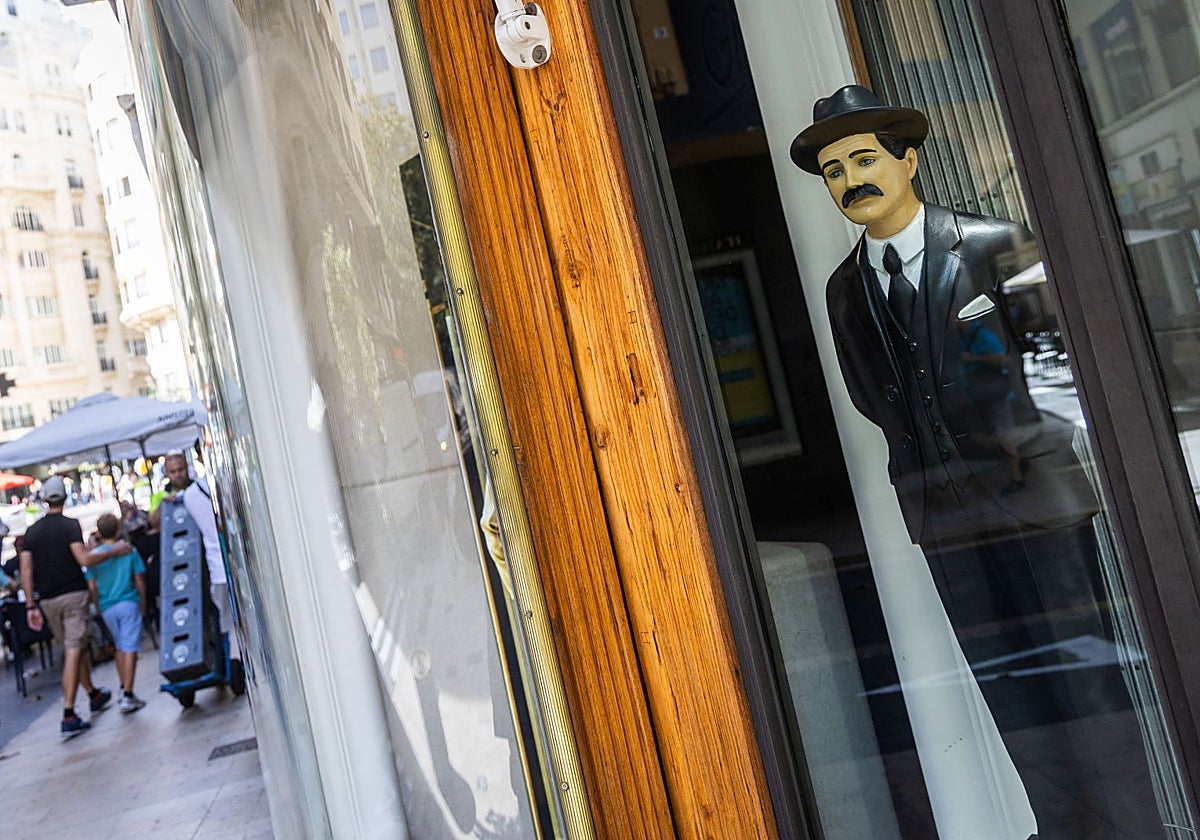 Figura que se contempla en el escaparate de Miralles y muchos visitan.